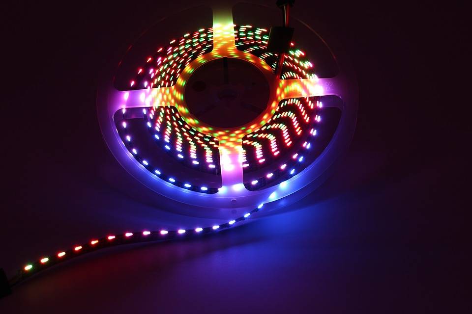 led-barvni-trakovi